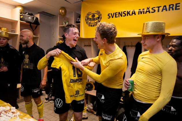 251020 Mjällbys Herman Johansson och Alexander Johansson jublar efter fotbollsmatchen i Allsvenskan mellan IFK Göteborg och Mjällby den 20 oktober 2025 i Göteborg. Copyright: CARLxSANDIN BB251020CS105