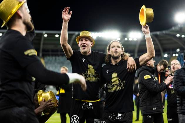 251020 Mjällbys Herman Johansson och Tom Pettersson jublar efter fotbollsmatchen i Allsvenskan mellan IFK Göteborg och Mjällby den 20 oktober 2025 i Göteborg. Copyright: MICHAELxERICHSEN BB251020MI070