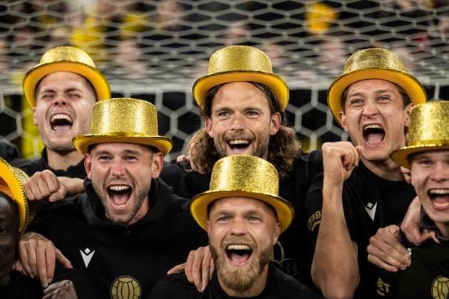 251020 Mjällbys Jacob Bergström, Tom Pettersson och Viktor Gustafson jublar efter fotbollsmatchen i Allsvenskan mellan IFK Göteborg och Mjällby den 20 oktober 2025 i Göteborg. Copyright: MATHIASxBERGELD BB251020MB127