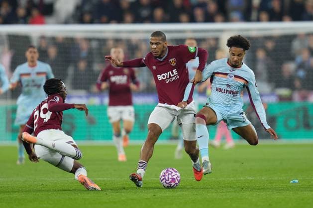Kevin Schade of Brentford is defended by Jean-Clair Todibo of West Ham United and Aaron Wan-Bissaka of West Ham United during the Premier League match between West Ham and Brentford at London Stadium in London, England (Photo by Alexander Canillas Sports Press Photo) Copyright: xAlexanderxCanillas SPPx Sportspressphoto_SPR45663