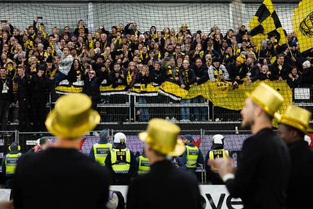 251020 Mjällbys spelare firar framför supportrarna efter fotbollsmatchen i Allsvenskan mellan IFK Göteborg och Mjällby den 20 oktober 2025 i Göteborg. Copyright: MICHAELxERICHSEN BB251020MI082