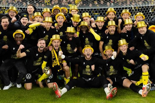251020 Mjällbys spelare jublar framför klacken efter fotbollsmatchen i Allsvenskan mellan IFK Göteborg och Mjällby den 20 oktober 2025 i Göteborg. Copyright: MICHAELxERICHSEN BB251020MI085