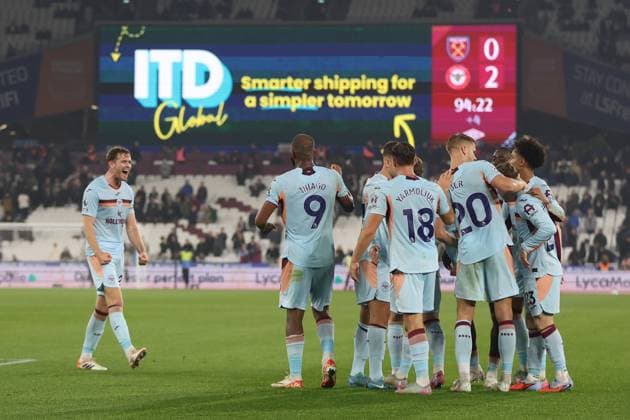 Brentford players celebrate after a goal scored by Mathias Jensen of Brentford during the Premier League match between West Ham and Brentford at London Stadium in London, England (Photo by Alexander Canillas Sports Press Photo) Copyright: xAlexanderxCanillas SPPx Sportspressphoto_SPR45666