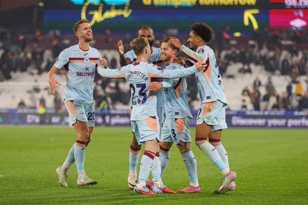 Brentford players celebrate after a goal scored by Mathias Jensen of Brentford during the Premier League match between West Ham and Brentford at London Stadium in London, England (Photo by Alexander Canillas Sports Press Photo) Copyright: xAlexanderxCanillas SPPx Sportspressphoto_SPR45667