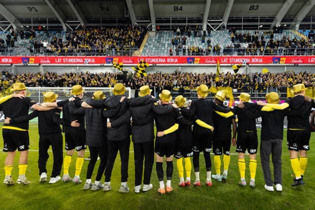 251020 Mjällbys spelare jublar framför supportrarna efter fotbollsmatchen i Allsvenskan mellan IFK Göteborg och Mjällby den 20 oktober 2025 i Göteborg. Copyright: MICHAELxERICHSEN BB251020MI088