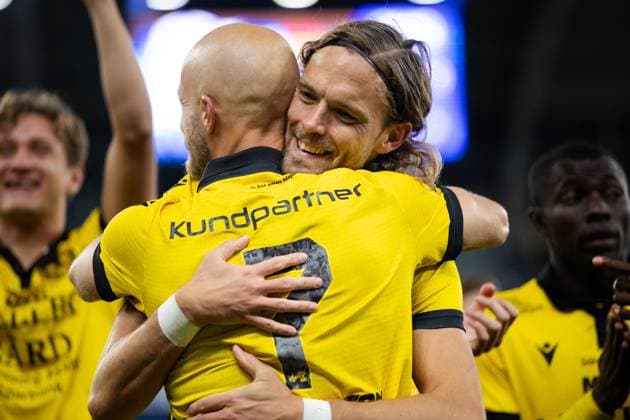 251020 Mjällbys Viktor Gustafson och Tom Pettersson jublar efter fotbollsmatchen i Allsvenskan mellan IFK Göteborg och Mjällby den 20 oktober 2025 i Göteborg. Copyright: MICHAELxERICHSEN BB251020MI092