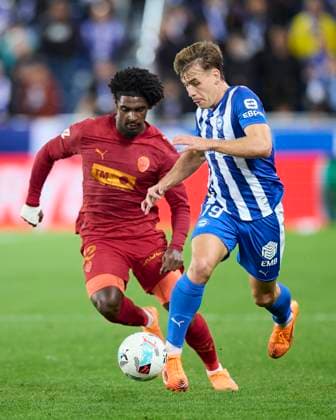 October 20, 2025, Vitoria, Alava, SPAIN: Thierry Correia of Valencia CF competes for the ball with Pablo Ibanez of Deportivo Alaves during the LaLiga EA Sports match between Deportivo Alaves and Valencia CF at Mendizorrotza on October 20, 2025, in Vitoria, Spain. Vitoria SPAIN - ZUMAa181 20251020_zaa_a181_178 Copyright: xRicardoxLarreinax