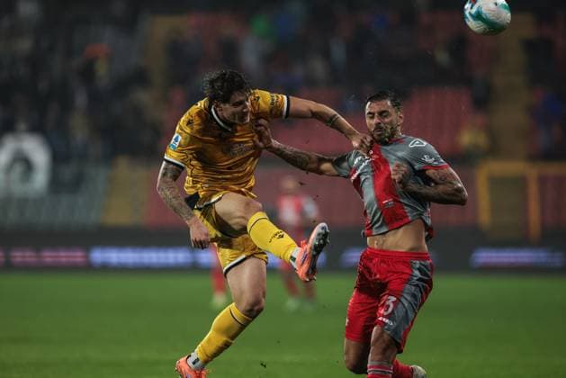 US Cremonese v Udinese Calcio - Serie A Alessandro Zanoli (Udinese Calcio) participates in the Serie A football match between US Cremonese and Udinese Calcio in Cremona, Italy, on October 20, 2025, at Stadio Giovanni Zini. Cremona Italy  Copyright: xEmanuelexComincinix originalFilename:comincini-uscremon251020_npqsU.jpg