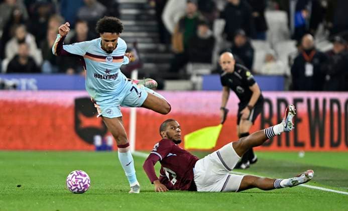 West Ham vs Brentford , Premier League Kevin Schade (Brentford) is tackled by Jean-Clair Todibo (West Ham) during the West Ham vs Brentford Premier League match at the London Stadium Stratford. Stratford The London Stadium UK Copyright: xMartinxDaltonx WestHam_Brentford_201025_040