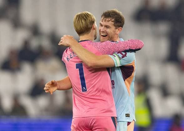 West Ham United v Brentford, Premier League, Football, The London Stadium, London, UK - 20 Oct 2025 Nathan Collins of Brentford FC and Goalkeeper Caoimhin Kelleher of Brentford FC celebrate at full time London The London Stadium Stratford GBR, UK NEWSPAPERS OUT Copyright: xEllixBirchx