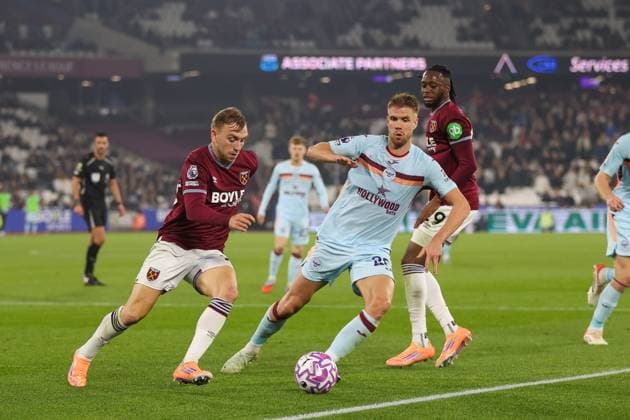 Jarrod Bowen of West Ham United receives pressure from Kristoffer Ajer of Brentford during the Premier League match between West Ham and Brentford at London Stadium in London, England (Photo by Alexander Canillas Sports Press Photo) Copyright: xAlexanderxCanillas SPPx Sportspressphoto_SPR45673