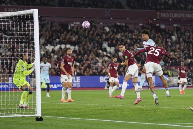 Kevin Schade of Brentford heads the ball towards the goal but hits the post during the Premier League match between West Ham and Brentford at London Stadium in London, England (Photo by Alexander Canillas Sports Press Photo) Copyright: xAlexanderxCanillas SPPx Sportspressphoto_SPR45674