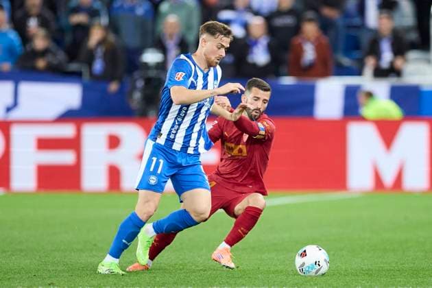 October 20, 2025, Vitoria, Alava, SPAIN: Toni Martinez of Deportivo Alaves competes for the ball with Jose Gaya of Valencia CF during the LaLiga EA Sports match between Deportivo Alaves and Valencia CF at Mendizorrotza on October 20, 2025, in Vitoria, Spain. Vitoria SPAIN - ZUMAa181 20251020_zaa_a181_187 Copyright: xRicardoxLarreinax