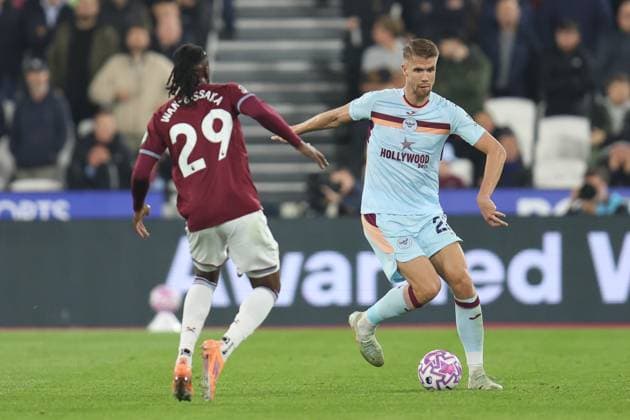 Kristoffer Ajer of Brentford receives pressure from Aaron Wan-Bissaka of West Ham United during the Premier League match between West Ham and Brentford at London Stadium in London, England (Photo by Alexander Canillas Sports Press Photo) Copyright: xAlexanderxCanillas SPPx Sportspressphoto_SPR45690