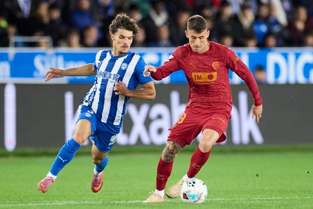 October 20, 2025, Vitoria, Alava, SPAIN: Youssef Enriquez of Deportivo Alaves competes for the ball with Dani Raba of Valencia CF during the LaLiga EA Sports match between Deportivo Alaves and Valencia CF at Mendizorrotza on October 20, 2025, in Vitoria, Spain. Vitoria SPAIN - ZUMAa181 20251020_zaa_a181_189 Copyright: xRicardoxLarreinax