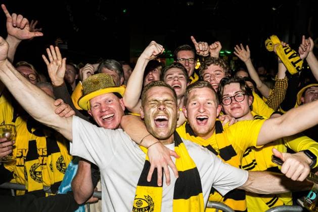 251020 Mjällbys Jacob Bergström jublar med supportrar pa guldbanketten efter fotbollsmatchen i Allsvenskan mellan IFK Göteborg och Mjällby den 20 oktober 2025 i Göteborg. Copyright: CARLxSANDIN BB251020CS121