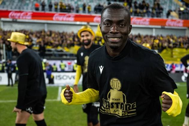 251020 Mjällbys Abdoulie Manneh jublar efter att ha vunnit SM-guld under fotbollsmatchen i Allsvenskan mellan IFK Göteborg och Mjällby den 20 oktober 2025 i Göteborg. Copyright: MATHIASxBERGELD BB251020MB158