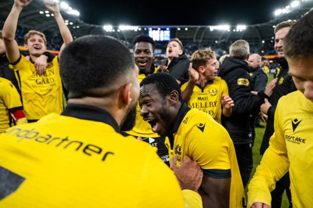 251020 Mjällbys Uba Charles Nwokoma jublar efter att ha vunnit SM-guld under fotbollsmatchen i Allsvenskan mellan IFK Göteborg och Mjällby den 20 oktober 2025 i Göteborg. Copyright: MATHIASxBERGELD BB251020MB162