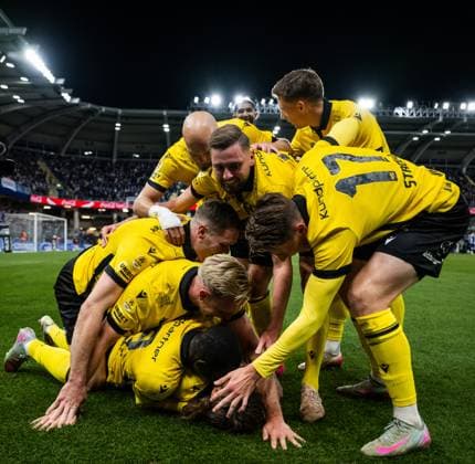 251020 Mjällbys Abdoulie Manneh, Herman Johansson, Jacob Bergström, Viktor Gustafson, Axel NorÃ n och Elliot Stroud jublar med Tom Pettersson som gjort 2-0 under fotbollsmatchen i Allsvenskan mellan IFK Göteborg och Mjällby den 20 oktober 2025 i Göteborg. Copyright: MATHIASxBERGELD BB251020MB167