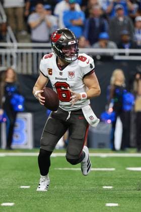 Tampa Bay Buccanners vs Detroit Lions DETROIT,MICHIGAN-OCTOBER 20: Tampa Bay Buccaneers quarterback Baker Mayfield 6 looks to pass during the first half of an NFL, American Football Herren, USA football game between the Tampa Bay Buccanners and the Detroit Lions in Detroit, Michigan USA, on Monday, October 20, 2025 Detroit Michigan United States  Copyright: xJorgexLemusx originalFilename:lemus-tampabay251020_np5VC.jpg