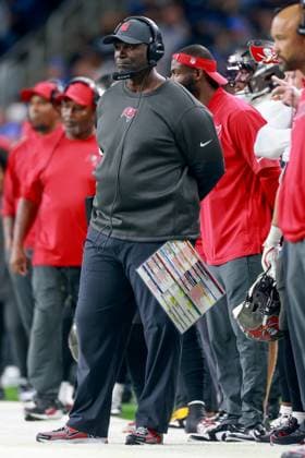 Chicago Bears vs Detroit Lions DETROIT,MICHIGAN-October 20: Head coach Todd Bowles of the Tampa Bay Buccaneers looks on from the sideline during an NFL, American Football Herren, USA football game between the Tampa Bay Buccaneers and the Detroit Lions in Detroit, Michigan USA, on Monday, October 20, 2025. Detroit Michigan United States  Copyright: xAmyxLemusx originalFilename:lemus-chicagob251020_npdNJ.jpg