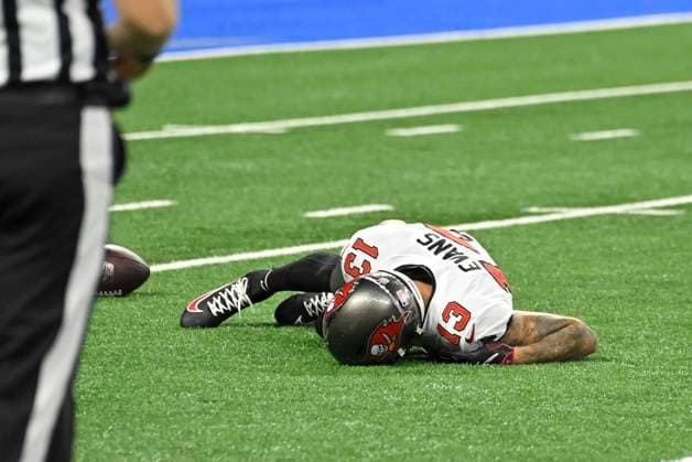 DETROIT, MI - OCTOBER 20: Tampa Bay Buccaneers WR Mike Evans (13) lies on the field after landing hard after an incomplete pass during the game between Tampa Bay Buccaneers and Detroit Lions on October 20, 2025 at Ford Field in Detroit, MI ( CSM) Detroit United States - ZUMAc04_ 20251020_zma_c04_007 Copyright: xAllanxDranbergx