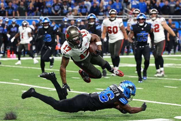 Tampa Bay Buccanners vs Detroit Lions DETROIT,MICHIGAN-OCTOBER 20: Tampa Bay Buccaneers wide receiver Sterling Shepard 17bruns the ball during the second half of an NFL, American Football Herren, USA football game between the Tampa Bay Buccanners and the Detroit Lions in Detroit, Michigan USA, on Monday, October 20, 2025 Detroit Michigan United States  Copyright: xJorgexLemusx originalFilename:lemus-tampabay251020_npbJv.jpg