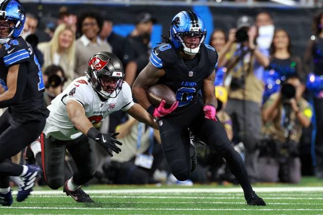 Chicago Bears vs Detroit Lions DETROIT,MICHIGAN-October 20: Running back Jahmyr Gibbs (0) of the Detroit Lions carries the ball during an NFL, American Football Herren, USA football game between the Tampa Bay Buccaneers and the Detroit Lions in Detroit, Michigan USA, on Monday, October 20, 2025. Detroit Michigan United States  Copyright: xAmyxLemusx originalFilename:lemus-chicagob251020_np2aV.jpg