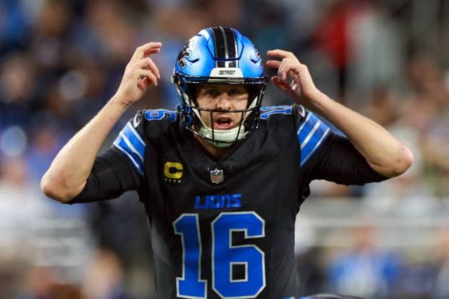 Chicago Bears vs Detroit Lions DETROIT,MICHIGAN-October 20: Quarterback Jared Goff (16) of the Detroit Lions calls a play during an NFL, American Football Herren, USA football game between the Tampa Bay Buccaneers and the Detroit Lions in Detroit, Michigan USA, on Monday, October 20, 2025. Detroit Michigan United States  Copyright: xAmyxLemusx originalFilename:lemus-chicagob251020_np6Yu.jpg