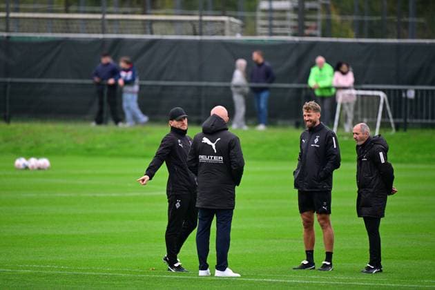 21.10.2025; Moenchengladbach; Fussball, Herren, Saison 2025 2026, Training Borussia Moenchengladbach v. li. Eugen Polanski (Interimstrainer Gladbach), Rouven Schroeder (Head of Sports, Gladbach), Tobias Trulsen (Co-Trainer Gladbach), Oliver Neuville (Co-Trainer Gladbach) DFL regulations prohibit any use of photographs as image sequences and or quasi-video. Borussia-Park NRW Deutschland