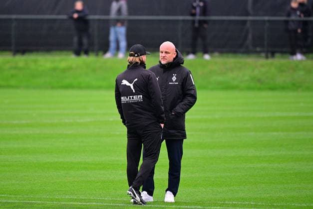 21.10.2025; Moenchengladbach; Fussball, Herren, Saison 2025 2026, Training Borussia Moenchengladbach Im Gespraech v. li. Eugen Polanski (Interimstrainer Gladbach), Rouven Schroeder (Head of Sports, Gladbach) DFL regulations prohibit any use of photographs as image sequences and or quasi-video. Borussia-Park NRW Deutschland