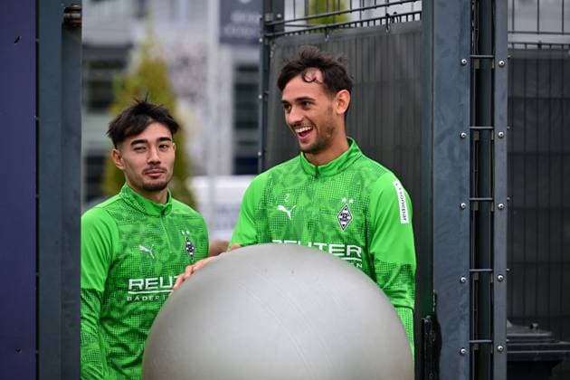 21.10.2025; Moenchengladbach; Fussball, Herren, Saison 2025 2026, Training Borussia Moenchengladbach v. li. Jens Castrop (Gladbach), Fabio Chiarodia (Gladbach) DFL regulations prohibit any use of photographs as image sequences and or quasi-video. Borussia-Park NRW Deutschland