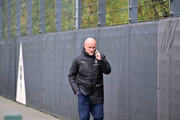 21.10.2025; Moenchengladbach; Fussball, Herren, Saison 2025 2026, Training Borussia Moenchengladbach Rouven Schroeder (Head of Sports, Gladbach) telefoniert DFL regulations prohibit any use of photographs as image sequences and or quasi-video. Borussia-Park NRW Deutschland