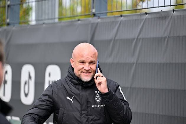 21.10.2025; Moenchengladbach; Fussball, Herren, Saison 2025 2026, Training Borussia Moenchengladbach Rouven Schroeder (Head of Sports, Gladbach) telefoniert DFL regulations prohibit any use of photographs as image sequences and or quasi-video. Borussia-Park NRW Deutschland
