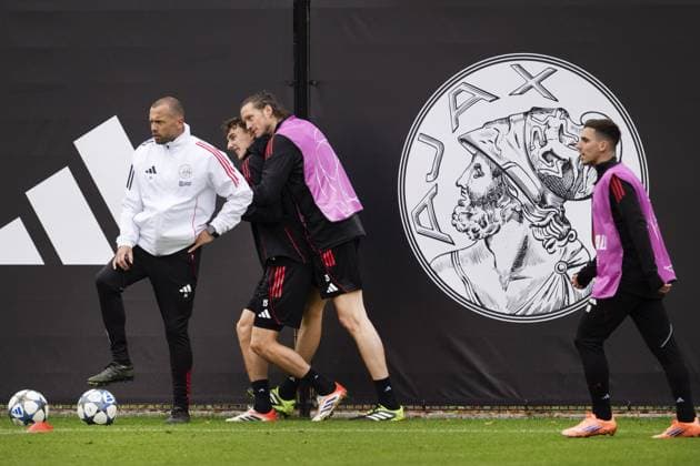 AMSTERDAM - Ajax coach Johnny Heitinga with Wout Weghorst, Youri Baas, and Oscar Gloukh during training prior to the UEFA Champions League match against Chelsea FC at the De Toekomst sports complex on October 21, 2025, in Amsterdam, Netherlands. ANP OLAF KRAAK UEFA Champions League 2025-2026 xVIxANPxSportx xxANPxIVx 539858540 originalFilename: 539858540.jpg