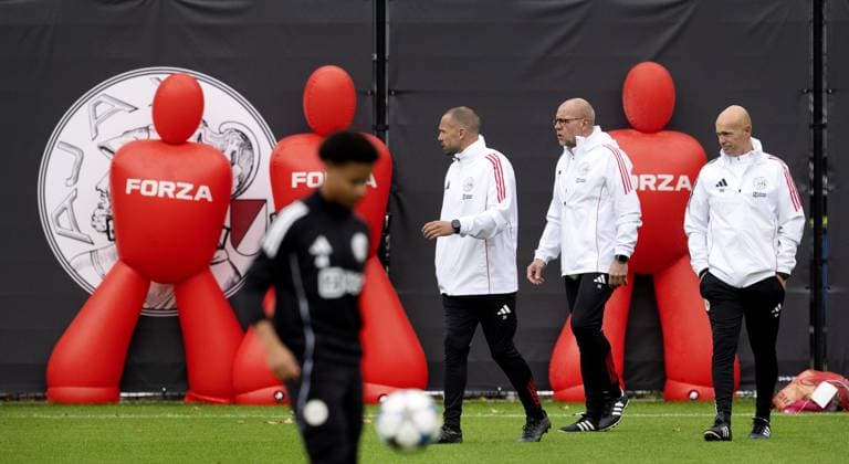 AMSTERDAM - Coach Johnny Heitinga with Ajax assistants Fred Grim and Marcel Keizer during training prior to the UEFA Champions League match against Chelsea FC at the De Toekomst sports complex on October 21, 2025, in Amsterdam, Netherlands. ANP OLAF KRAAK UEFA Champions League 2025-2026 xVIxANPxSportx xxANPxIVx 539859800 originalFilename: 539859800.jpg