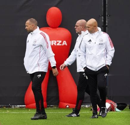 AMSTERDAM - Coach Johnny Heitinga with Ajax assistants Fred Grim and Marcel Keizer during training prior to the UEFA Champions League match against Chelsea FC at the De Toekomst sports complex on October 21, 2025, in Amsterdam, Netherlands. ANP OLAF KRAAK UEFA Champions League 2025-2026 xVIxANPxSportx xxANPxIVx 539859849 originalFilename: 539859849.jpg