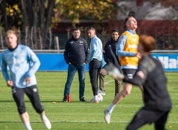 Fussball, Herren, Saison 2025 26, 2. Bundesliga, Hertha BSC, Training, v.l. Sportdirektor Benjamin Weber (Hertha BSC), Paul Seguin (Hertha BSC), Koordinator Sami Allagui (Hertha BSC), 21.10. 2025,
