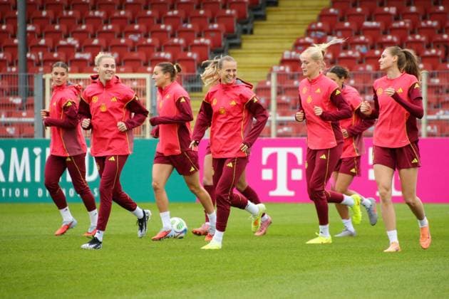 21.10.2025, xgrfx, Fussball DFB Medientermine, Deutsche Frauennationalmannschaft - Training v.l. Laura Freigang, Klara Bühl, Camilla Küver, Jule Brand (Deutsche Frauennationalmannschaft) (DFL DFB REGULATIONS PROHIBIT ANY USE OF PHOTOGRAPHS as IMAGE SEQUENCES and or QUASI-VIDEO) Düsseldorf *** 21 10 2025, xgrfx, Football DFB Media Dates, German Womens National Team Training f l Laura Freigang, Klara Bühl, Camilla Küver, Jule Brand German Womens National Team DFL DFB REGULATIONS PROHIBIT ANY USE OF PHOTOGRAPHS as IMAGE SEQUENCES and or QUASI VIDEO Düsseldorf