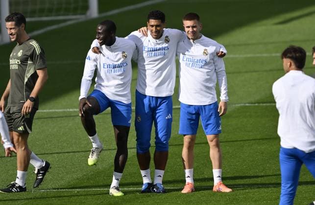 Ahead of Real Madrid v Juventus - UEFA Champions League MADRID, SPAIN - OCTOBER 21: Ferland Mendy (2nd L), Jude Bellingham (3rd L) and Franco Mastantuono (R) of Real Madrid attend a training session ahead of the UEFA Champions League third-week football match between Real Madrid and Juventus at the Valdebebas facilities under the direction of head coach Xabi Alonso in Madrid, Spain on October 21, 2025. Burak Akbulut Anadolu Madrid Spain. Editorial use only. Please get in touch for any other usage.  Copyright: x2025xAnadoluxBurakxAkbulutx