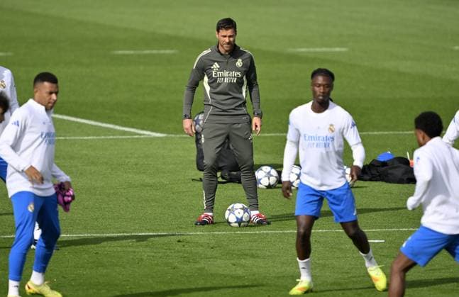 Ahead of Real Madrid v Juventus - UEFA Champions League MADRID, SPAIN - OCTOBER 21: Arda Guler (C) and Eduardo Camavinga of Real Madrid attend a training session ahead of the UEFA Champions League third-week football match between Real Madrid and Juventus at the Valdebebas facilities under the direction of head coach Xabi Alonso in Madrid, Spain on October 21, 2025. Burak Akbulut Anadolu Madrid Spain. Editorial use only. Please get in touch for any other usage.  Copyright: x2025xAnadoluxBurakxAkbulutx