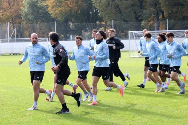 DEU, DFL, 2. FBL Hertha BSC, Training, 21.10.2025, Sportforum, Berlin, DEU, DFL, 2. FBL Hertha BSC, Training, im Bild Hertha-Spielerkreis, Toni Leistner (Hertha BSC Berlin 37), Fabian Reese (Hertha BSC Berlin 11), Diego Demme (Hertha BSC Berlin 6) DFL - regulations prohibit any use of Photographs as image sequences and or quasi-video
