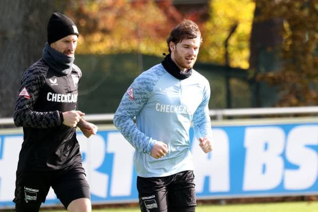 DEU, DFL, 2. FBL Hertha BSC, Training, 21.10.2025, Sportforum, Berlin, DEU, DFL, 2. FBL Hertha BSC, Training, im Bild Pascal Klemens (Hertha BSC Berlin 41), Fitnesstrainer Hendrik Vieth (Hertha BSC) DFL - regulations prohibit any use of Photographs as image sequences and or quasi-video