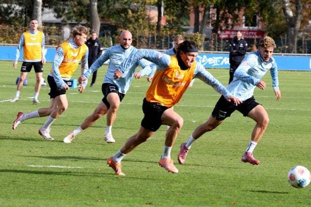 DEU, DFL, 2. FBL Hertha BSC, Training, 21.10.2025, Sportforum, Berlin, DEU, DFL, 2. FBL Hertha BSC, Training, im Bild Fabian Reese (Hertha BSC Berlin 11), Toni Leistner (Hertha BSC Berlin 37), Marton Dardai (Hertha BSC Berlin 31) DFL - regulations prohibit any use of Photographs as image sequences and or quasi-video