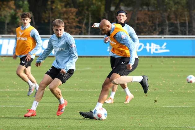 DEU, DFL, 2. FBL Hertha BSC, Training, 21.10.2025, Sportforum, Berlin, DEU, DFL, 2. FBL Hertha BSC, Training, im Bild John Anthony Brooks (Hertha BSC Berlin 25), Marten Winkler (Hertha BSC Berlin 22), Fabian Reese (Hertha BSC Berlin 11) DFL - regulations prohibit any use of Photographs as image sequences and or quasi-video