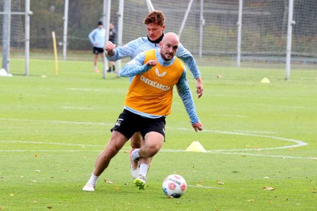 DEU, DFL, 2. FBL Hertha BSC, Training, 21.10.2025, Sportforum, Berlin, DEU, DFL, 2. FBL Hertha BSC, Training, im Bild Toni Leistner (Hertha BSC Berlin 37), Sebastian Groenning (Hertha BSC Berlin 17) DFL - regulations prohibit any use of Photographs as image sequences and or quasi-video