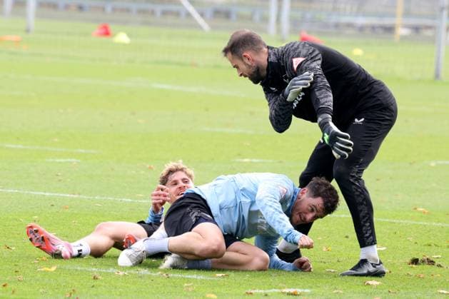 DEU, DFL, 2. FBL Hertha BSC, Training, 21.10.2025, Sportforum, Berlin, DEU, DFL, 2. FBL Hertha BSC, Training, im Bild Marton Dardai (Hertha BSC Berlin 31), Diego Demme (Hertha BSC Berlin 6), Marius Gersbeck (Hertha BSC Berlin 35) DFL - regulations prohibit any use of Photographs as image sequences and or quasi-video