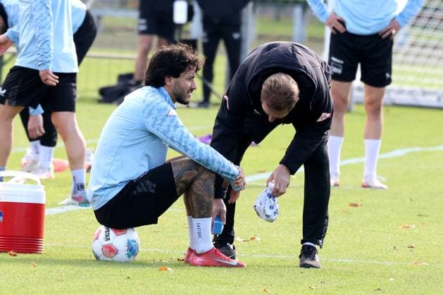 DEU, DFL, 2. FBL Hertha BSC, Training, 21.10.2025, Sportforum, Berlin, DEU, DFL, 2. FBL Hertha BSC, Training, im Bild Kevin Sessa (Hertha BSC Berlin 8), Physiotherapeut DFL - regulations prohibit any use of Photographs as image sequences and or quasi-video