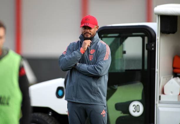 Fussball, Herren, Champions League, Saison 2025 2026, FC Bayern Mnnchen, Abschlusstraining Vincent Kompany, Trainer (FC Bayern Mnnchen) beobachtet das Training