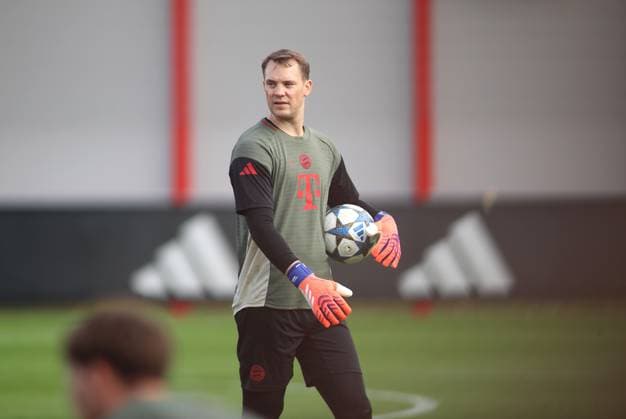 Fussball, Herren, Champions League, Saison 2025 2026, FC Bayern Mnnchen, Abschlusstraining Manuel Neuer (FC Bayern Mnnchen) mit einem Ball in der Hand, Blick nach rechts